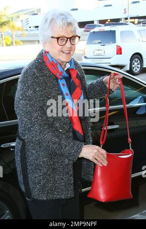 Angela Lansbury departs LAX. Los Angeles, CA. 29th January 2016. Stock Photo