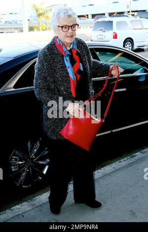 Angela Lansbury departs LAX. Los Angeles, CA. 29th January 2016. Stock Photo