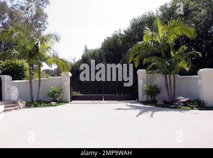 Exclusive!! Jenifer Aniston spent Sunday afternoon in Malibu, Ca with her close friends Courtney Cox and David Arquette viewing this $16.9m 5 bedroom, 7 bathroom bluff top estate. The sprawling mansion comes complete with a separate guest house, koi pond, bbq pavillion and a mosaic tiled infinity swimming pool. Inside the house boasts a master suite with two walk in closets, a commercial kitchen with two walk in wine coolers and luggage elevators for each suite. The ocean view house has it's own private road to the beach and is only 10 miles from Brad's new beach house and 5 miles from Cox's h Stock Photo