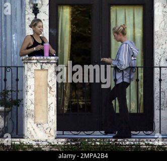 anna kournikova cigarette EXCLUSIVE!! Despite recent rumors of pregnancy, Anna Kournikova was spotted  on the balcony of her
