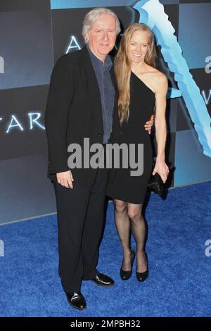 James Cameron and Suzy Amis at the Los Angeles Premiere of Avatar at Mann's Grauman Chinese Theatre. Los Angeles, CA. 12/16/09. Stock Photo