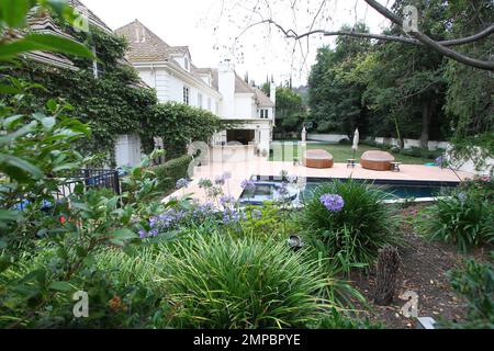 It’s been reported that rocker Avril Lavigne and husband Chad Kroeger have dished out $5.4 million dollars for this sprawling 7,888 square foot, French-style mansion in Los Angeles. According to reports, the couple, who tied the knot in the South of France in July of 2013, purchased the beautiful home that boasts 6 bedrooms, 7 1/2 bathrooms and sits on half an acre of land in Sherman Oaks as they make their move from Canada to L.A. The gorgeous estate also features a dramatic bridal staircase, vaulted ceilings, hand-carved fireplaces, a gourmet eat-in kitchen with 3 dishwashers, a gym, four Ju Stock Photo