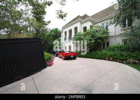 It’s been reported that rocker Avril Lavigne and husband Chad Kroeger have dished out $5.4 million dollars for this sprawling 7,888 square foot, French-style mansion in Los Angeles. According to reports, the couple, who tied the knot in the South of France in July of 2013, purchased the beautiful home that boasts 6 bedrooms, 7 1/2 bathrooms and sits on half an acre of land in Sherman Oaks as they make their move from Canada to L.A. The gorgeous estate also features a dramatic bridal staircase, vaulted ceilings, hand-carved fireplaces, a gourmet eat-in kitchen with 3 dishwashers, a gym, four Ju Stock Photo