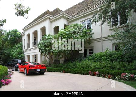 It’s been reported that rocker Avril Lavigne and husband Chad Kroeger have dished out $5.4 million dollars for this sprawling 7,888 square foot, French-style mansion in Los Angeles. According to reports, the couple, who tied the knot in the South of France in July of 2013, purchased the beautiful home that boasts 6 bedrooms, 7 1/2 bathrooms and sits on half an acre of land in Sherman Oaks as they make their move from Canada to L.A. The gorgeous estate also features a dramatic bridal staircase, vaulted ceilings, hand-carved fireplaces, a gourmet eat-in kitchen with 3 dishwashers, a gym, four Ju Stock Photo