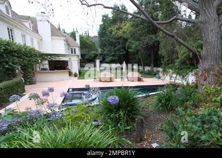 It’s been reported that rocker Avril Lavigne and husband Chad Kroeger have dished out $5.4 million dollars for this sprawling 7,888 square foot, French-style mansion in Los Angeles. According to reports, the couple, who tied the knot in the South of France in July of 2013, purchased the beautiful home that boasts 6 bedrooms, 7 1/2 bathrooms and sits on half an acre of land in Sherman Oaks as they make their move from Canada to L.A. The gorgeous estate also features a dramatic bridal staircase, vaulted ceilings, hand-carved fireplaces, a gourmet eat-in kitchen with 3 dishwashers, a gym, four Ju Stock Photo