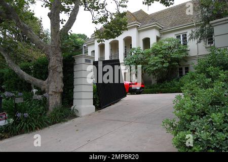 It’s been reported that rocker Avril Lavigne and husband Chad Kroeger have dished out $5.4 million dollars for this sprawling 7,888 square foot, French-style mansion in Los Angeles. According to reports, the couple, who tied the knot in the South of France in July of 2013, purchased the beautiful home that boasts 6 bedrooms, 7 1/2 bathrooms and sits on half an acre of land in Sherman Oaks as they make their move from Canada to L.A. The gorgeous estate also features a dramatic bridal staircase, vaulted ceilings, hand-carved fireplaces, a gourmet eat-in kitchen with 3 dishwashers, a gym, four Ju Stock Photo