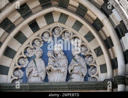 Prato, particolare della facciata del Duomo, lunetta di Andrea della Robbia Stock Photo