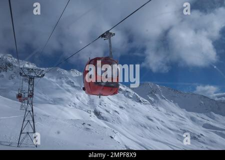 Michael Bunel / Le Pictorium -  Skiing in the Alps -  3/1/2016  -  Savoie / France / La plagne  -  illustration ski holidays. the cable car / telesieg Stock Photo