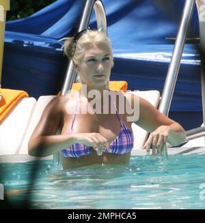 EXCLUSIVE!! Hulk Hogan spends the day poolside with his daughter