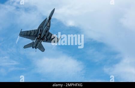 221020-N-UF592-1067 PHILIPPINE SEA (Oct. 20, 2022), An F/A-18E Super ...