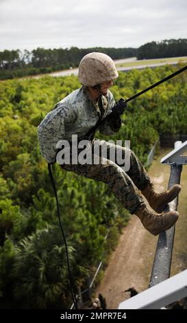 Recruits with India Company, 3rd Recruit Training Battalion, conduct the rappel tower, November 14, 2022. The rappel tower test recruits fears of heights and builds confidence in their gear. (US Marine Corps Photos by Lance Cpl. Keegan Jones). Stock Photo