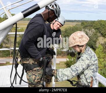 Recruits with India Company, 3rd Recruit Training Battalion, conduct the rappel tower, November 14, 2022. The rappel tower test recruits fears of heights and builds confidence in their gear. (US Marine Corps Photos by Lance Cpl. Keegan Jones). Stock Photo