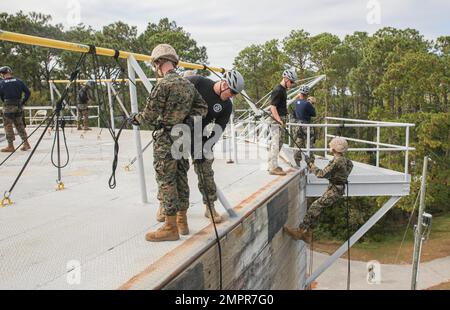 Recruits with India Company, 3rd Recruit Training Battalion, conduct the rappel tower, November 14, 2022. The rappel tower test recruits fears of heights and builds confidence in their gear. (US Marine Corps Photos by Lance Cpl. Keegan Jones). Stock Photo