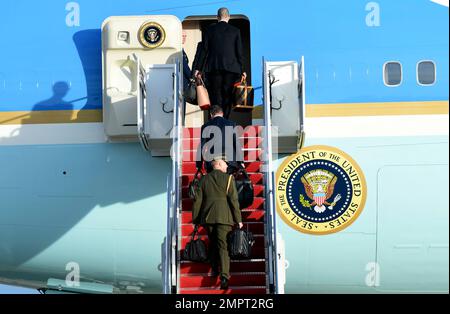 https://l450v.alamy.com/450v/2mpt2rg/items-are-carried-up-the-steps-of-air-force-one-at-andrews-air-force-base-in-md-tuesday-nov-21-2017-after-president-donald-trump-and-his-family-boarded-the-presidential-aircraft-the-trumps-are-heading-to-mar-a-lago-in-palm-beach-for-the-thanksgiving-holiday-ap-photosusan-walsh-2mpt2rg.jpg