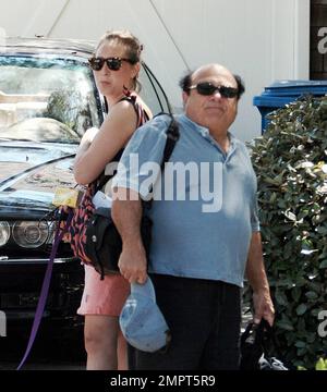 Exclusive!! Pint sized Danny DeVito outside his Malibu home in Ca. 8/27/06 Stock Photo