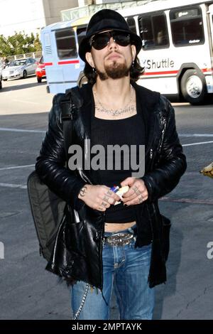 Exclusive!! Dave Navarro enjoys a cigarette before catching a