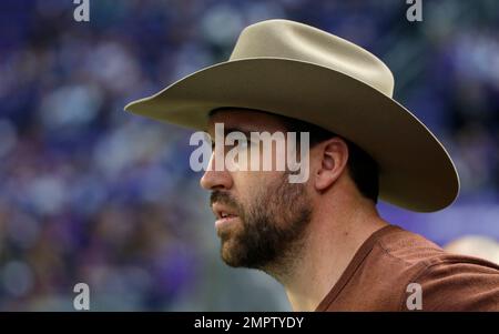 Vikings' Jared Allen shows up on horseback for Ring of Honor ceremony