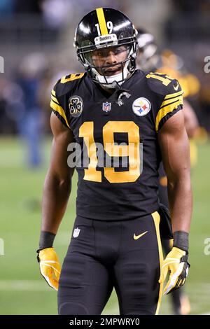 East Rutherford, New Jersey, USA. 22nd Dec, 2019. Pittsburgh Steelers wide  receiver JUJU SMITH-SCHUSTER (19) signals first down at MetLife Stadium in  East Rutherford New Jersey New York defeats Pittsburgh 16 to