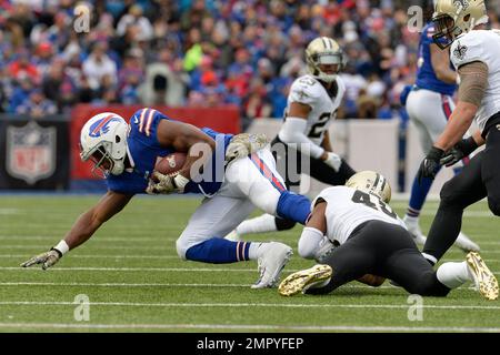 Buffalo Bills tight end Charles Clay (85) runs after a catch during the  first half of an NFL football game against the Miami Dolphins, Sunday, Dec.  17, 2017, in Orchard Park, N.Y.