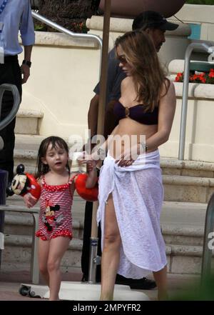 Exclusive!! WAG wife of UK soccer star Frank Lampard, Elen Rivas spends  time poolside with 3yr old daughter Luna at their Miami Beach Hotel, Miami  Beach, FL, 10/13/09 Stock Photo - Alamy