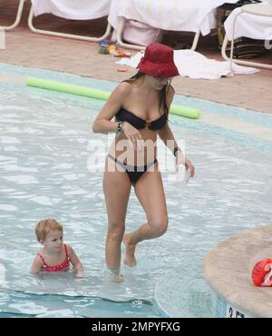 Exclusive!! WAG wife of UK soccer star Frank Lampard, Elen Rivas spends  time poolside with 3yr old daughter Luna at their Miami Beach Hotel, Miami  Beach, FL, 10/13/09 Stock Photo - Alamy