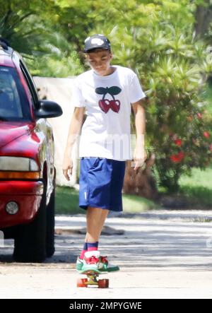 EXCLUSIVE!! Elias Becker, son of tennis legend Boris Becker, shows off his skateboard skills in the streets of South Beach ahead of his birthday in four days time when he turns 14 years old. His older brother Noah has flown back from Europe to spend time with Elias during Labour Day Weekend. Miami Beach, FL. 31st August 2013. Stock Photo