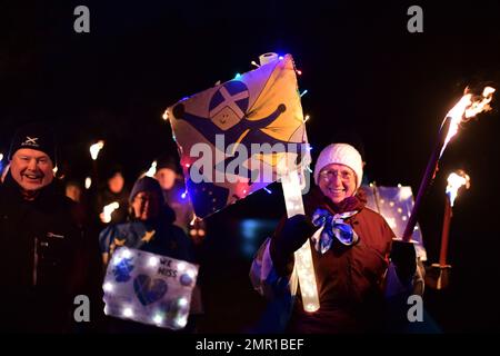 Edinburgh Scotland, UK 31 January 2023. A torchlight procession takes place through Holyrood Park to the Scottish Parliament to mark the three year anniversary of Brexit and to call for Scottish Independence and for Scotland to join the European Union. credit sst/alamy live news Stock Photo