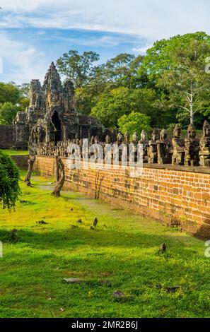 A vertical shot of the Tonle Om Gate park on a sunny day in Siem Reap, Cambodia Stock Photo