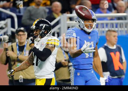 Miami Gardens, Florida, USA. 21st Oct, 2018. Detroit Lions tight end  Michael Roberts (80) is greeted by Detroit Lions wide receiver Marvin Jones  (11) after scoring a touchdown in the third quarter