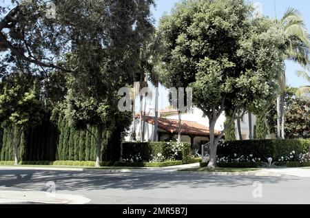 https://l450v.alamy.com/450v/2mr5b7j/according-to-reports-emmy-award-winning-sitcom-star-kelsey-grammar-has-purchased-a-65-million-dollar-two-story-mediterranean-palazzo-in-beverly-hills-the-6093-sq-feet-home-which-he-is-sure-to-share-with-wife-kayte-walsh-was-designed-in-1926-by-ralph-flewelling-and-boasts-6-bedrooms-and-7-bathrooms-the-residence-features-all-the-typical-details-one-would-expect-from-a-mediterranean-villa-including-terra-cotta-tiled-floors-white-washed-stucco-walls-dark-exposed-wood-beams-the-light-filled-atrium-of-the-house-opens-into-cozy-living-areas-and-a-formal-dinning-room-in-the-kitchen-an-a-2mr5b7j.jpg