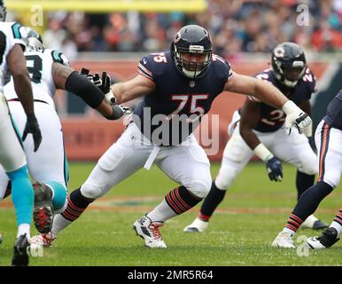 Chicago Bears offensive guard Kyle Long (75) lines up against the New York  Jets during an