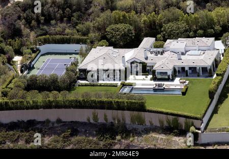 https://l450v.alamy.com/450v/2mr64e9/exclusive!!-now-that-baby-makes-three-gwen-stefani-and-gavin-rossdale-have-moved-up-to-a-larger-home-in-beverly-hills-ca-this-sprawling-mansion-once-belonged-to-jennifer-lopez-and-was-the-site-of-jlos-wedding-to-marc-anthony-41907-2mr64e9.jpg