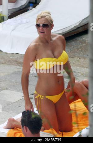 Exclusive!! Hulk Hogan's girlfriend Jennifer McDaniel soaks up the sun poolside in a bright yellow bikini (Hulk's favorite color) looking like a younger version of estranged wife Linda.  The couple spent the day at an exclusive  Miami Beach hotel and were briefly visted by daughter Brooke who is in Miami to promote her new VH1 reality show 'Brooke Knows Best', Miami, FL,   7/12/08. Stock Photo