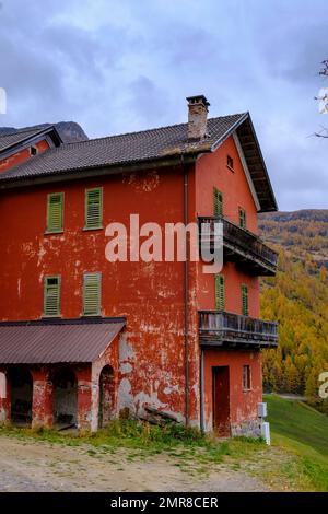 Duck (ANAS), road warden's cottage, Saltnuss near moss in Passeier, Timmelsjochstraße, Passeier Valley, South Tyrol, Italy, Europe Stock Photo