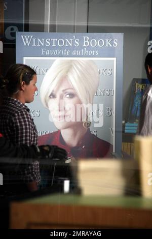 EXCLUSIVE!! Jane Seymour wears a blonde wig and poses as an author on movie set. Los Angeles, CA. 03/31/10. Stock Photo