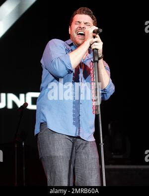 Chris Young opens for country singing superstar Jason Aldean performs