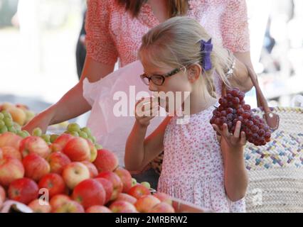 Actress Jennifer Garner along with her daughter Violet were spotted purchasing some fruits and vegetables at a farmers market in L.A. The mother daughter duo were seen having a great time while picking out produce. At one point Violet was seen testing out some grapes. Jennifer and her eldest daughter left with arms full of bags. Los Angeles, CA. 16th September 2012. Stock Photo