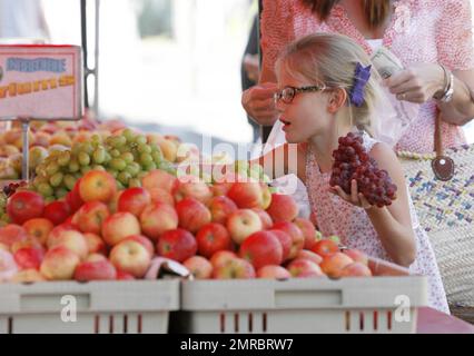 Actress Jennifer Garner along with her daughter Violet were spotted purchasing some fruits and vegetables at a farmers market in L.A. The mother daughter duo were seen having a great time while picking out produce. At one point Violet was seen testing out some grapes. Jennifer and her eldest daughter left with arms full of bags. Los Angeles, CA. 16th September 2012. Stock Photo