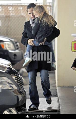 Jennifer Garner picks up daughter Violet from pre-school. Jenn made sure they were both bundled up to stay warm and dry on a cold, rainy day in Los Angeles, CA. 12/11/09. Stock Photo