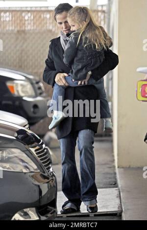 Jennifer Garner picks up daughter Violet from pre-school. Jenn made sure they were both bundled up to stay warm and dry on a cold, rainy day in Los Angeles, CA. 12/11/09. Stock Photo