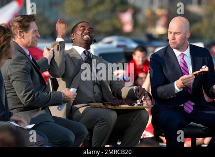 ESPN's Monday Night Countdown crew members Suzy Kolber, left to right,  Steve Young, Randy Moss, Booger McFarland and Adam Schefter work from the  field before an NFL football game between the Tampa