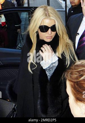 Singer Jessica Simpson, who showed off her large diamond  display picture 1