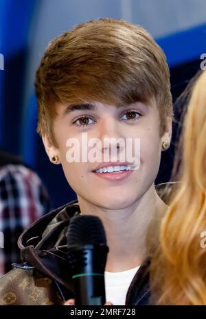 Justin Bieber lleva una chaqueta denim Louis Vuitton mientras hace una  aparición especial con la personalidad televisiva Allison Hagendorf en el  Consime Electronics Show en el Centro de Convenciones de Las Vegas.