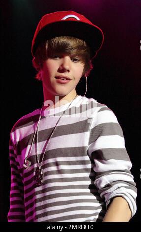 Teen singing sensation Justin Bieber performs to screaming tweens at ...