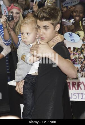 Justin Bieber Hits Hockey Rink with Brother Jaxon