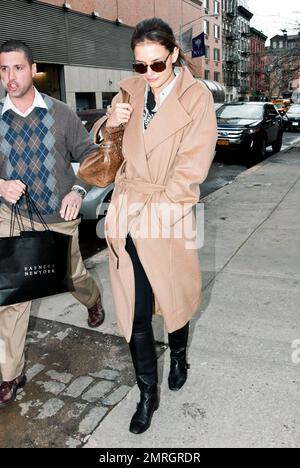 actress-katie-holmes-flashes-her-famous-smirk-as-she-does-some-shopping