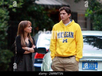 EXCLUSIVE!! Natalie Portman and Ashton Kutcher film a scene for their new film 'Friends with Benefits' directed by Ivan Reitman on location in Los Angeles, CA. 5/18/10. Stock Photo