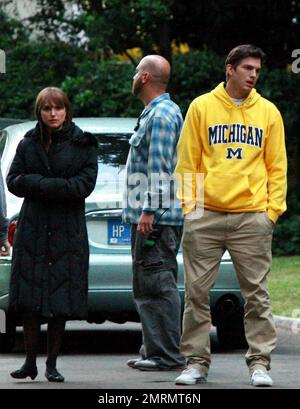 EXCLUSIVE!! Natalie Portman and Ashton Kutcher film a scene for their new film 'Friends with Benefits' directed by Ivan Reitman on location in Los Angeles, CA. 5/18/10. Stock Photo