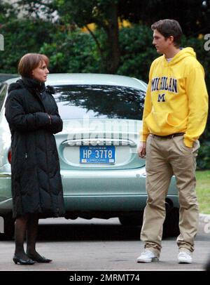 EXCLUSIVE!! Natalie Portman and Ashton Kutcher film a scene for their new film 'Friends with Benefits' directed by Ivan Reitman on location in Los Angeles, CA. 5/18/10. Stock Photo