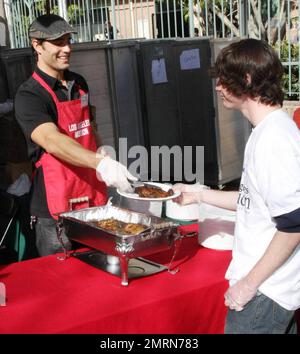 Celebrities celebrate Christmas Eve For The Homeless at the Los Angeles Mission by helping to servie nearly 3000 meals to those in need. Los Angeles, CA. 12/24/09. Stock Photo